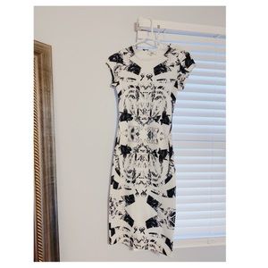 Printed Ava brand bodycon midi dress!